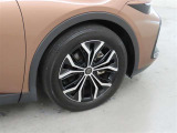 装着タイヤサイズは、225/55R19です。純正アルミホイールを装着しております。
