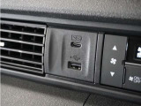 ◆USB接続端子◆スマホやiPodなどを接続して、いつもの音楽を車内でもお楽しみいただけます♪