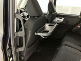 運転席と助手席の間にドリンクホルダー装備しています♪