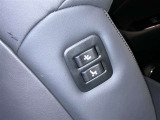 運転席側から助手席シートの調整が可能。これは便利ですね。
