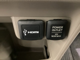 アクセサリーソケットはUSBのアダプターなどをつければ、スマホの充電にも使えます。横にはナビゲーション用の外部入力可能なUSB端子とHDMI端子がついており、周辺には物が置けるボックスがついています。