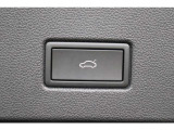 電動パワーテールゲート付です。手がふさがっている時は車両下部に足を入れると自動的に開きます。また、スイッチ長押しでお好きな位置で止まるよう設定可能です。