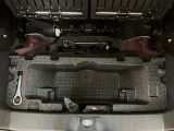 荷室下部にジャッキ工具類とパンク修理キットを収納しております。