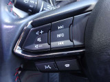 【ステアリングスイッチ】ステアリングスイッチは運転姿勢や視線を崩さずに操作が可能です。左側にはオーディオ類があります。