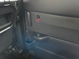 運転席側後ろのスライドドアです。ドリンクホルダーあります♪