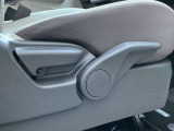 運転席シートリフター(ラチェット式)で、座面の高さも上下に動き、体格にあわせて調整ができ広々でゆったり運転できます♪