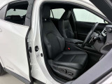 運転席と助手席です。クリーニング専門のスタッフにより隅々まできれいに仕上げております。乗り出しから気持ちよくお使いいただけます。