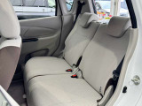 明るいベージュ系のシートカラーで、車内は開放的でくつろげる空間。後席も足元スペースが確保されており、快適に過ごせます。