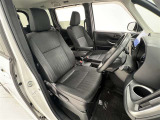 前席はセパレートタイプ!ひじ掛け付で長時間の運転に重宝します!