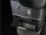◆センターロアボックス◆インパネ中央の下部には、ごみ箱としても使用する事ができるセンターロアボックスを装備しております。