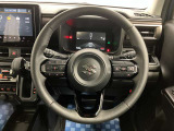 【ハンドル回り】インテリアに合わせたデザインのステアリングは、運転される方のことも考え、運転しやすい形状、大きさです。ぜひ一度、実際に触ってお確かめください。
