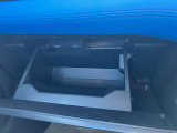 【グローブボックス】助手席前の収納スペースです。車検証や取扱説明書、メンテナンスノートなどの法定書類を入れておくのが一般的です。