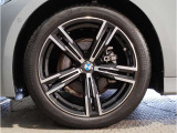 【BMWアロイホイル】軽量かつ強度に拘ったアロイホイル。走行性能ポテンシャルを引き出す設計。車の足元を引き締めてくれる大きなポイントはアロイホイルです。