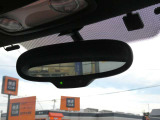 ルームミラーは自動防眩機能つき、まぶしい車が来ても反射光を自動的に抑えてくれます。
