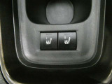 シートヒーターが運転席だけでなく助手席側にも付いています 運転者と別のスイッチなので、助手席側だけ温めることもできます 助手席の方にも優しく嬉しい装備です