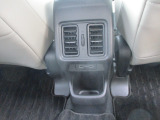 後部座席側にもエアコン吹き出し口があるので、車内全体が快適です♪
