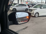後側方衝突防止支援システムと後側方車両検知警報が付いています!車両の後ろ側方の死角に車が居る場合にドアミラーのランプが点灯し、注意を促して補正してくれます!車線変更などのときにとても便利ですね!