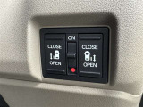 両側電動スライドドアのスイッチ付です。車内からもスイッチひとつで楽にドアの開閉が可能です。電動なので開閉時に力を使う必要がなく、半ドアになることもありません!