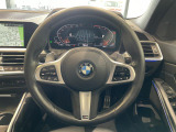 BMWのステアリングのリムは、一般的なものより少し太めにデザインされています。 これはタイヤやステアリングシャフトなどを介して伝わる路面からの入力を、しっかりと把握するためです。