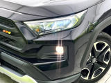 【LEDヘッドライト】悪天候や夜間走行時も良好な視界を確保し安心して運転できる高輝度LEDヘッドライトを装備!点灯速度が早く、消費電力も抑えられています。