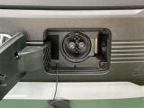 普通充電はフタを直接押し、急速充電は車内のボタンを操作して開け、あとは充電コネクターを差すだけで充電開始します。簡単な充電操作と、フタの開け方を変えることで差し間違いを防げる安心感。