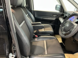 包み込むような背もたれがドライバーの身体全体をしっかり支えます。長時間の運転も快適な座り心地です。