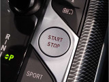 【スタートボタン】リモコンキーを持っているだけで起動可能なスタートボタン。オートスタート/ストップ機能も装備しており燃料消費量の軽減に貢献します。
