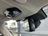 ルームランプスイッチ付近にSOSコールを装備。エアバックが展開する事故などのときには、車台番号、GPSの位置情報、乗車人数(シートベルト装着数)をMINIのサポートセンターへ通報します。