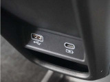 ◆USB接続端子◆スマホやiPodなどを接続して、いつもの音楽を車内でもお楽しみいただけます♪
