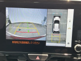 車両を上から見たような映像をディスプレイオーディオ画面に表示するパノラミックビューモニターを搭載。運転席からの目視だけでは見にくい、車両周辺の状況をリアルタイムでしっかり確認できます
