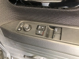【窓操作部分】運転席のスイッチでは、すべてのウィンドーの開閉操作を行うことができます。