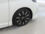 装着タイヤサイズは、225/55R19です。純正アルミホイールを装着しております。