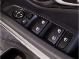 BMWの分厚いドアは、もしもの時にも搭乗者を守ってくれます。