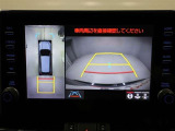 パノラミックビューモニターを装備。駐車場や交差点でクルマを真上から見るように周囲を確認できます。機能の詳細は販売店スタッフまでおたずねください。