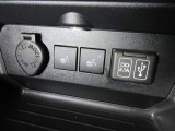 運転席・助手席は冬の寒い日に嬉しいシートヒーター装備。