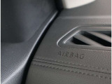 【助手席エアバッグ】 車両前方に衝撃が加わった際に、音響センサーによって瞬時に開きます。 ※シートベルト非着用の場合、本来の性能が発揮できませんので必ずシートベルトを着用しましょう。
