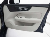 運転席ドアの全景です。キャビンを彩るすべてのものに、機能を形にした美しさが備わっています。