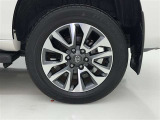 純正アルミホイールが車の雰囲気を引き立てますね!