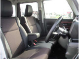 運転席と助手席はベンチシートになっているので、席の移動もラクラク♪