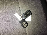家族やパートナーと個別に持てるため、貸し借りの手間がなくスムーズに乗車できます。また、メインキーを自宅に置いたまま、もう一方をサブとして常に鞄に入れておけるため、持ち出し忘れを防げる点も便利です。