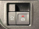 指先だけで簡単に操作が可能な電動パーキングブレーキを採用。「HOLD」スイッチを押すと、渋滞や信号待ちなどでブレーキペダルから足を離しても、ブレーキを保持するので安心です