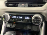 左右独立温度コントロールフルオートエアコンです。運転席、助手席それぞれで独立して温度設定ができます。