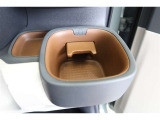【カップホルダー】缶ジュースやペットボトルなどを置いたり、ちょっとした小物入れにもなります。