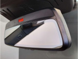 BMWではルームミラーの裏側にETCの車載器が内蔵されており、別途で車載器の購入必要なしで非常にスマート。皆様が驚かれるポイントのでもあります