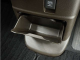 ◆センターロアボックス◆インパネ中央の下部には、ごみ箱としても使用する事ができるセンターロアボックスを装備しております。