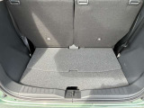 たっぷりの荷物もしっかり積める奥行きのあるラゲッジ!荷室側からのシートスライドも後席肩口のレバーを持ち上げて押すだけの簡単操作です♪荷物を持ったままでも片手でスライド出来ます&Sigma;(・&omega;・;)