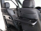 後席にテーブルとドリンクホルダーを装備しています。お車内でカフェ気分をお楽しみいただけます♪