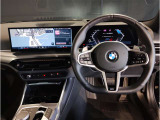 【ハンドル】ドライバーとBMW車の一体感がダイレクトに伝わるステアリングホイール。形状・太さへの拘りに加えて、操作性を高める為にスイッチ類も配置。クイックかつ安定のドライビングを体感下さい!