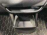 【インストセンターロアボックス】CDなどが収納できる格納式のボックス!