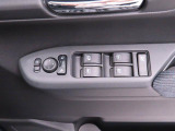 パワーウィンドウのスイッチです。 運転席に居ながら助手席の窓を開け閉めできるので便利ですよ。 ロック機能も付いてるので子供がイタズラして窓を開けるという事もできなくできますよ。
